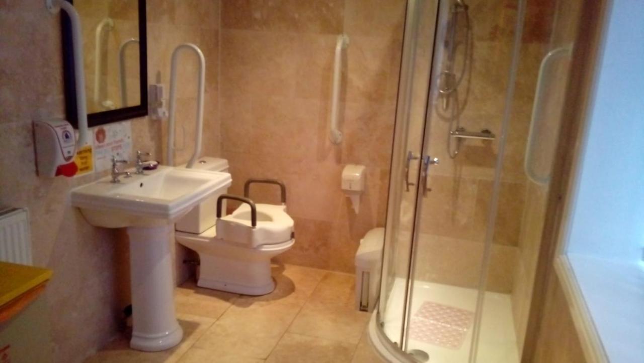 Carer 4 You Residential Home Upholland Eksteriør bilde